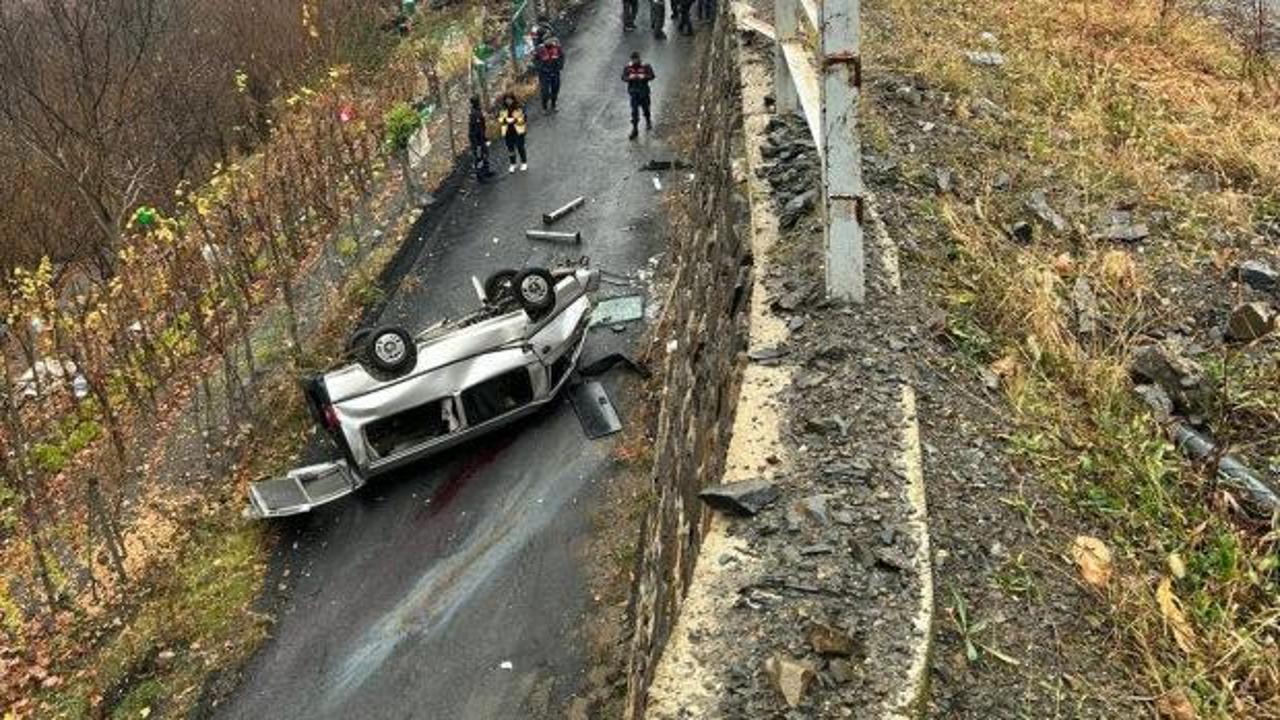 Artvin'de kahreden kaza! Virajda kontrolünü kaybedip refüjden uçtu: 3 ölü