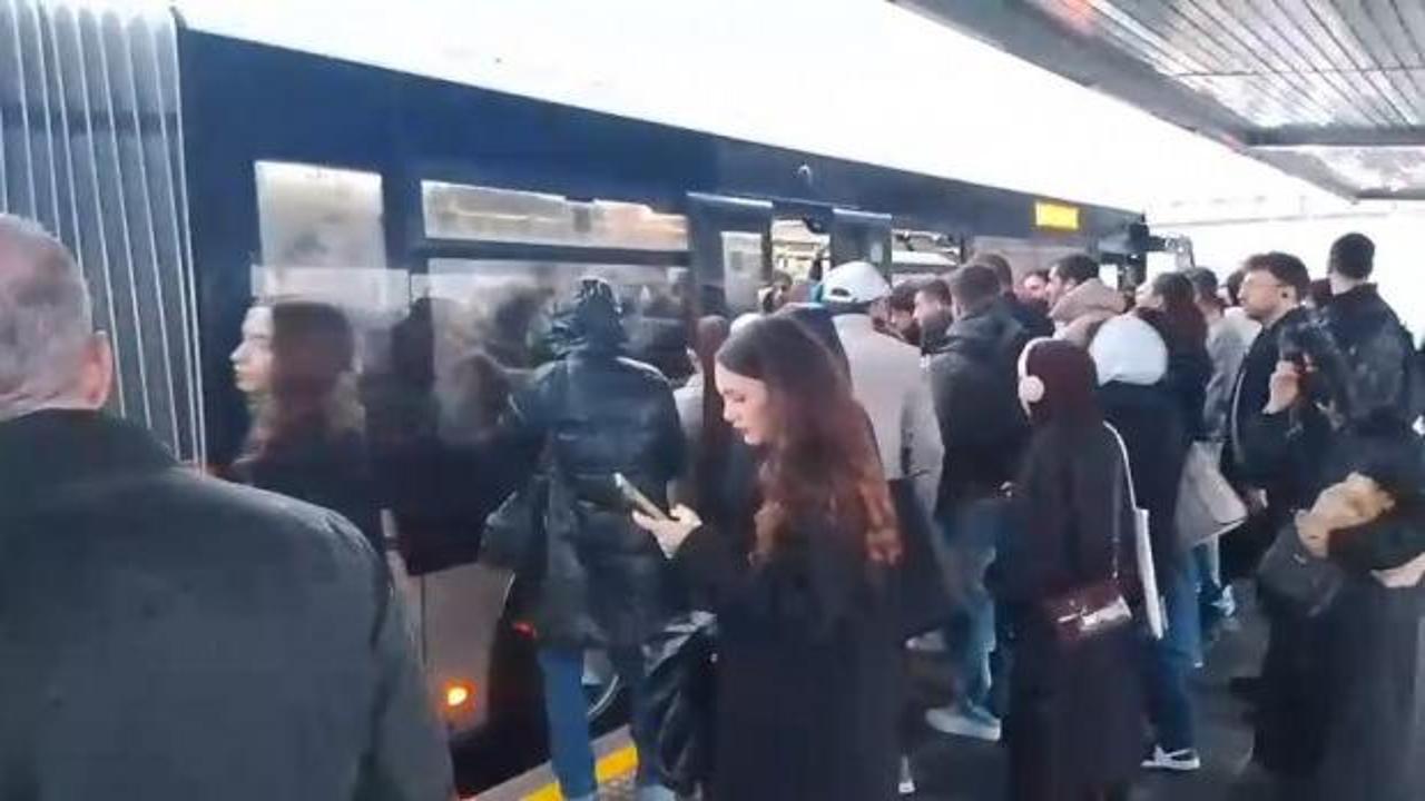 Avcılar'da metrob&uuml;s arızalandı: Duraklarda yoğunluk oluştu