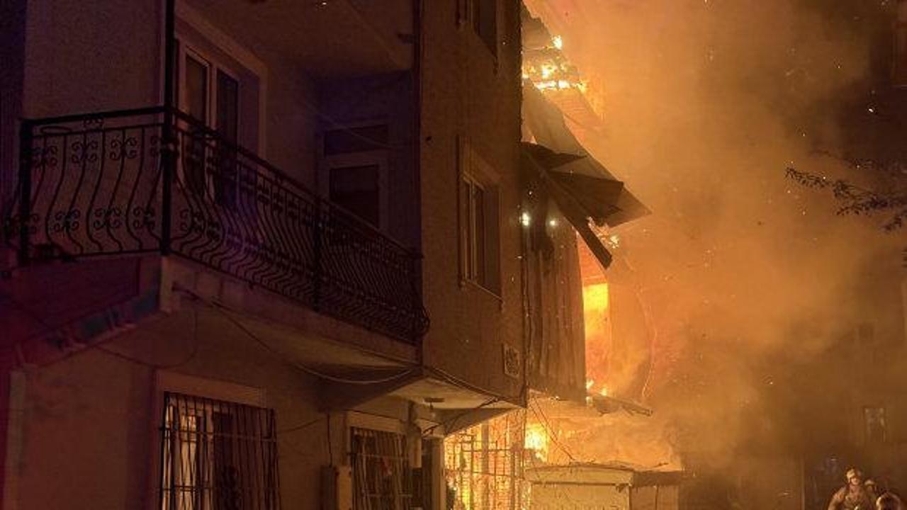 Bursa'da korkutan yangın: Alevler yan binaya sıçradı: Kundaklama şüphesi