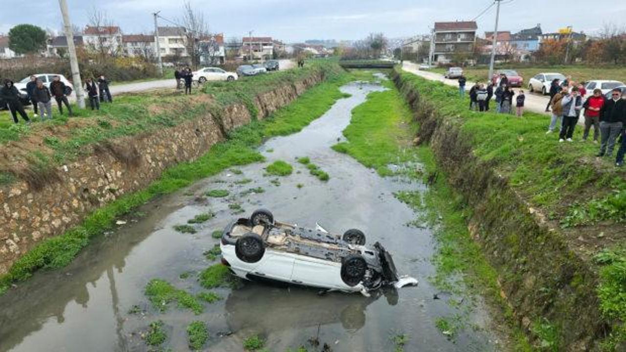 Dereye devrilen otomobildeki 3 kişi yaralandı