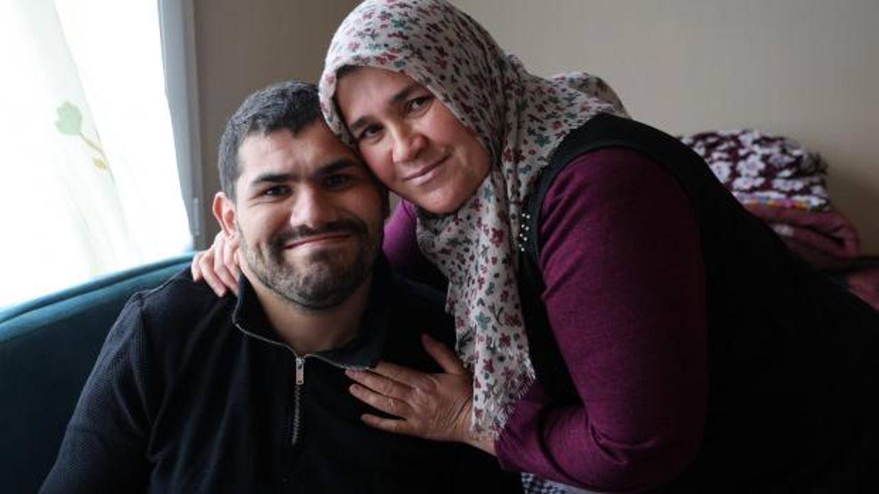 Bir parça tel ile başlayan imtihan: 30 yaşındaki oğlunu yıllarca sırtında taşıdı