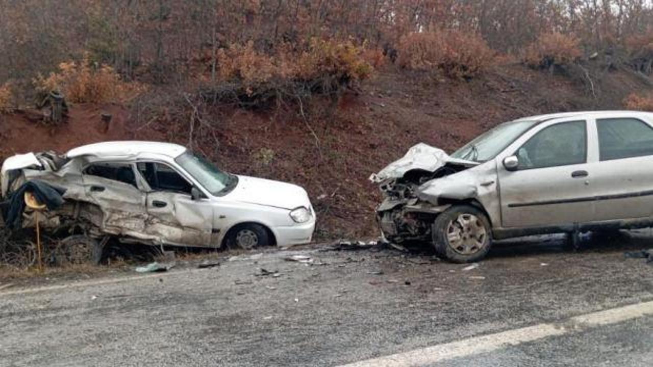 İki otomobil kafa kafaya çarpıştı: 1 ölü, 1’i ağır 2 yaralı