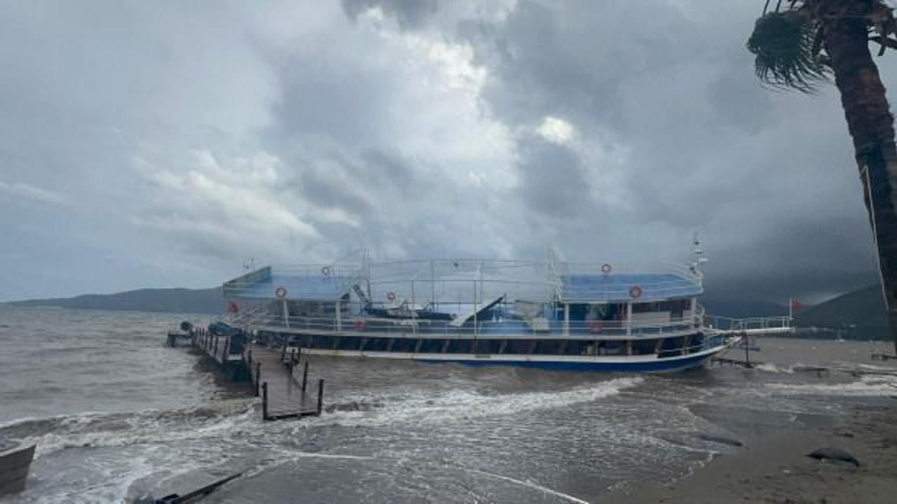 İskeleye çarparak karaya oturan tekne için kurtarma çalışmaları başladı