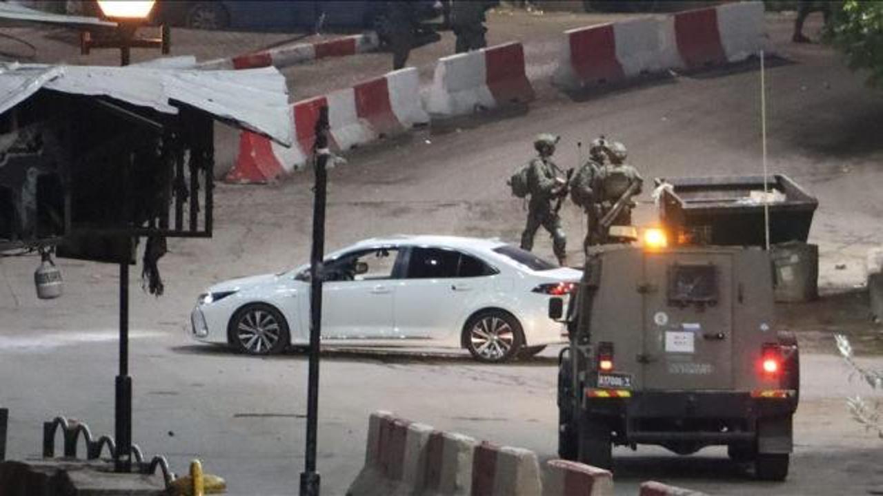 İsrail, Batı Şeria'da ambulansı durdurup sağlık görevlilerini alıkoydu