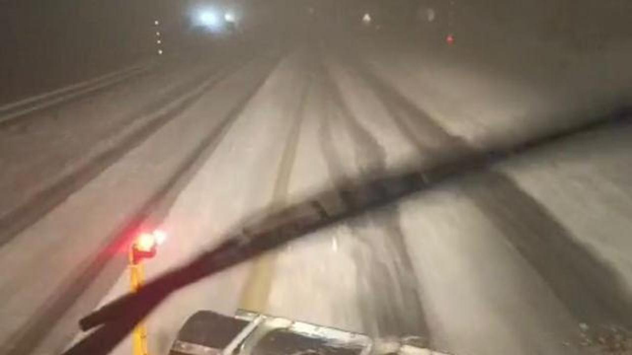 Kara yolu beyaza büründü: Turizm beldesine yılın ilk karı yağdı!