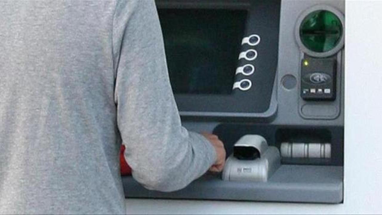 Kartını yutan ATM'ye sinirlendi, güvenlik görevlisini bıçakladı