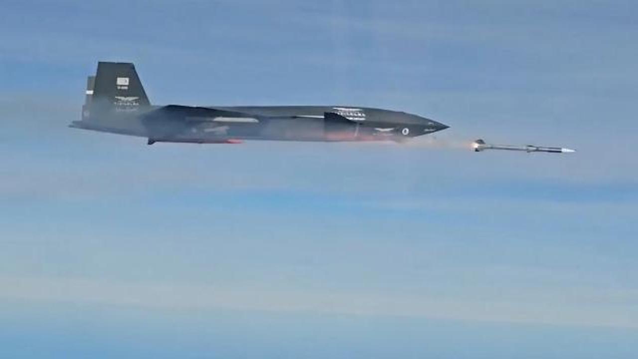 Rakipleri 'KIZILELMA, F-16&rsquo;larımızı d&uuml;ş&uuml;r&uuml;r m&uuml;?' korkusu sardı! T&uuml;rkiye bir ilki başardı