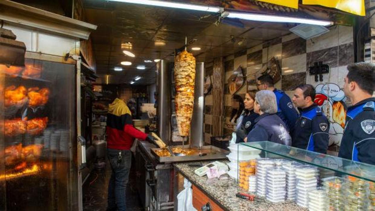 Mide bulandıran görüntü: Dönerciden kurtlu salça ve turşu çıktı