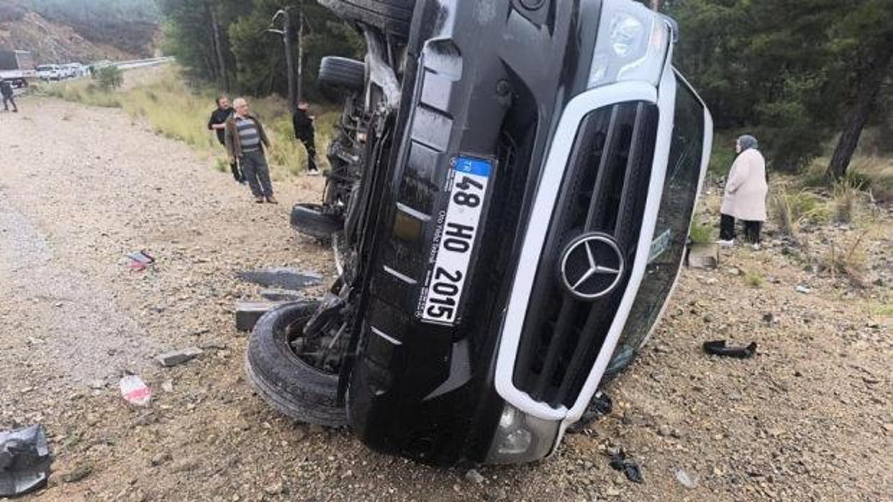 Muğla'da yolcu minibüsü devrildi: 3 yaralı