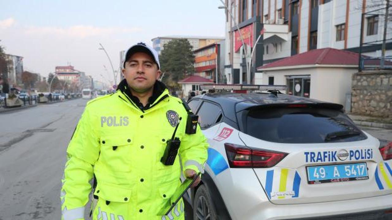 Muş'ta üşüyen kuryeye eldivenini veren polis gönülleri ısıttı