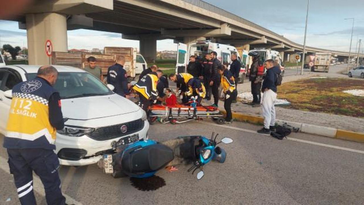 Otomobil ile motosiklet çarpıştı! İki kişi yola savruldu