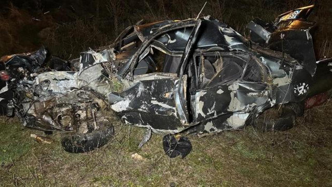 Otomobil şarampole devrildi: 2 ölü, 1 yaralı