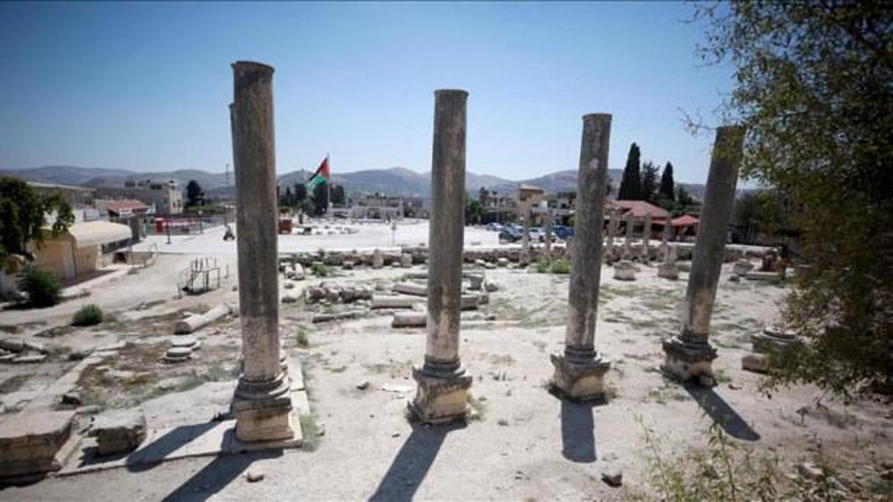  Ramallah'ta tarihi eser rezaleti! İsrail ordusu Bizans sütunlarını vinçle gasp etti