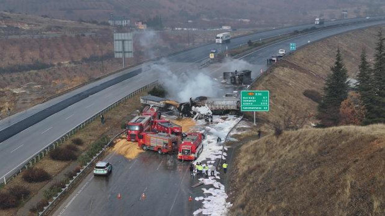 TAG Otoyolu'nda zincirleme kaza: Çarpışan 3 tırda yangın çıktı!