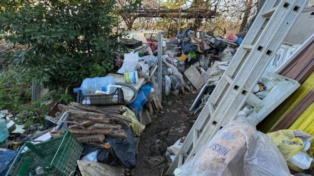 Trabzon'da 3 evden tonlarca çöp çıktı