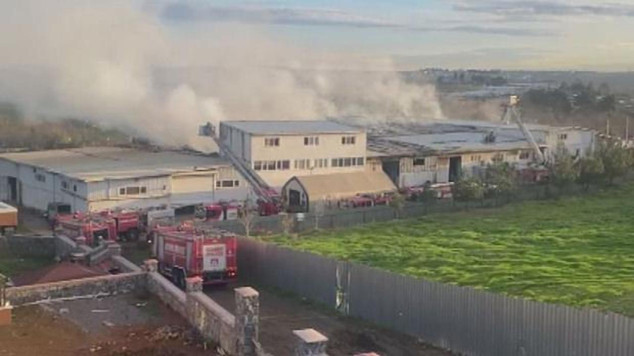 Tuzla'da kauçuk fabrikasında çıkan yangın söndürüldü