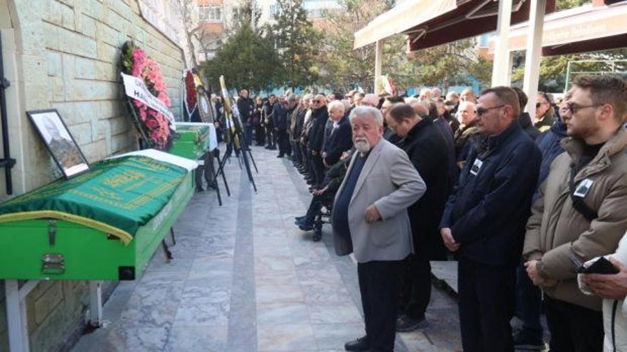 Ünlü oyuncu Burcu Özberk'in dedesi son yolculuğuna uğurlandı