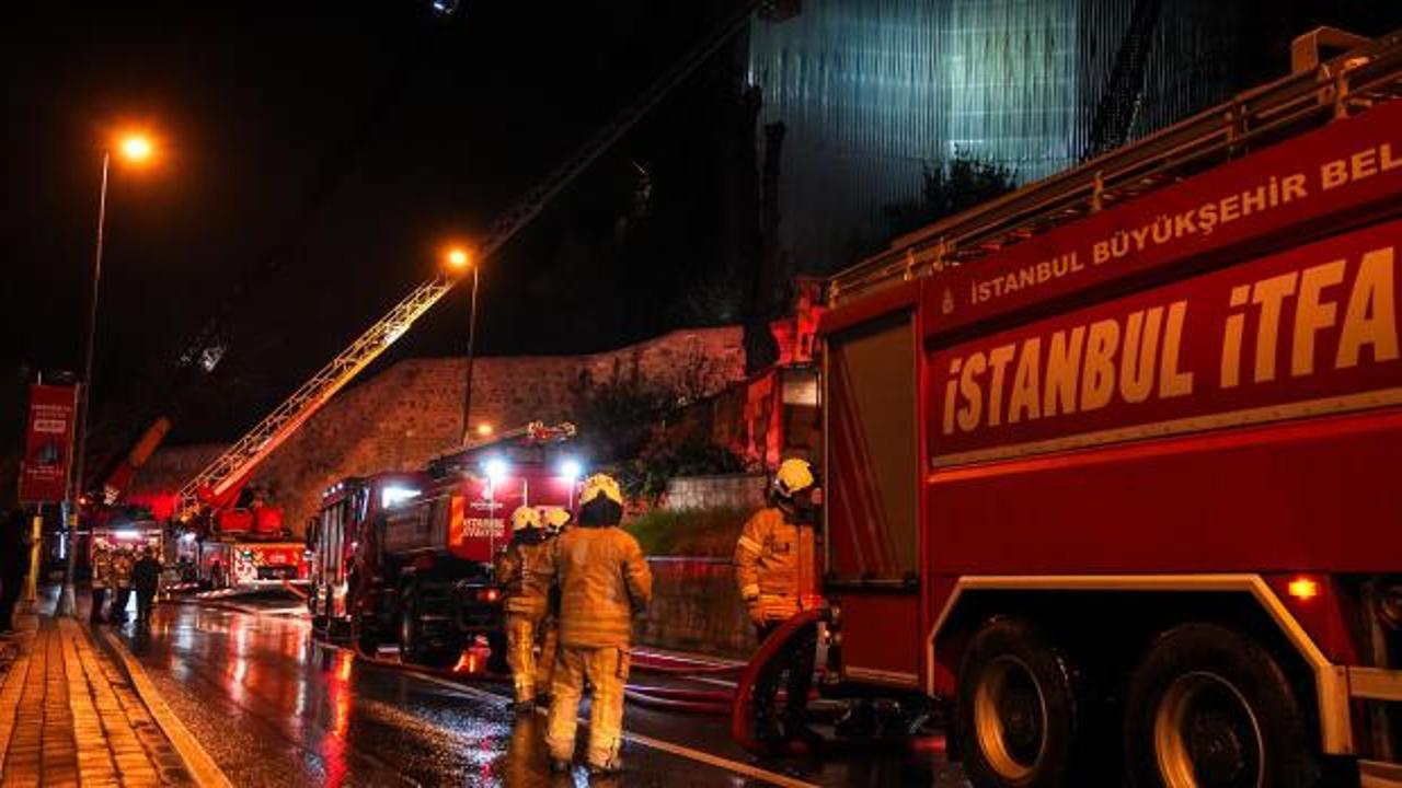 Üsküdar'da ahşap köşkte çıkan yangın söndürüldü