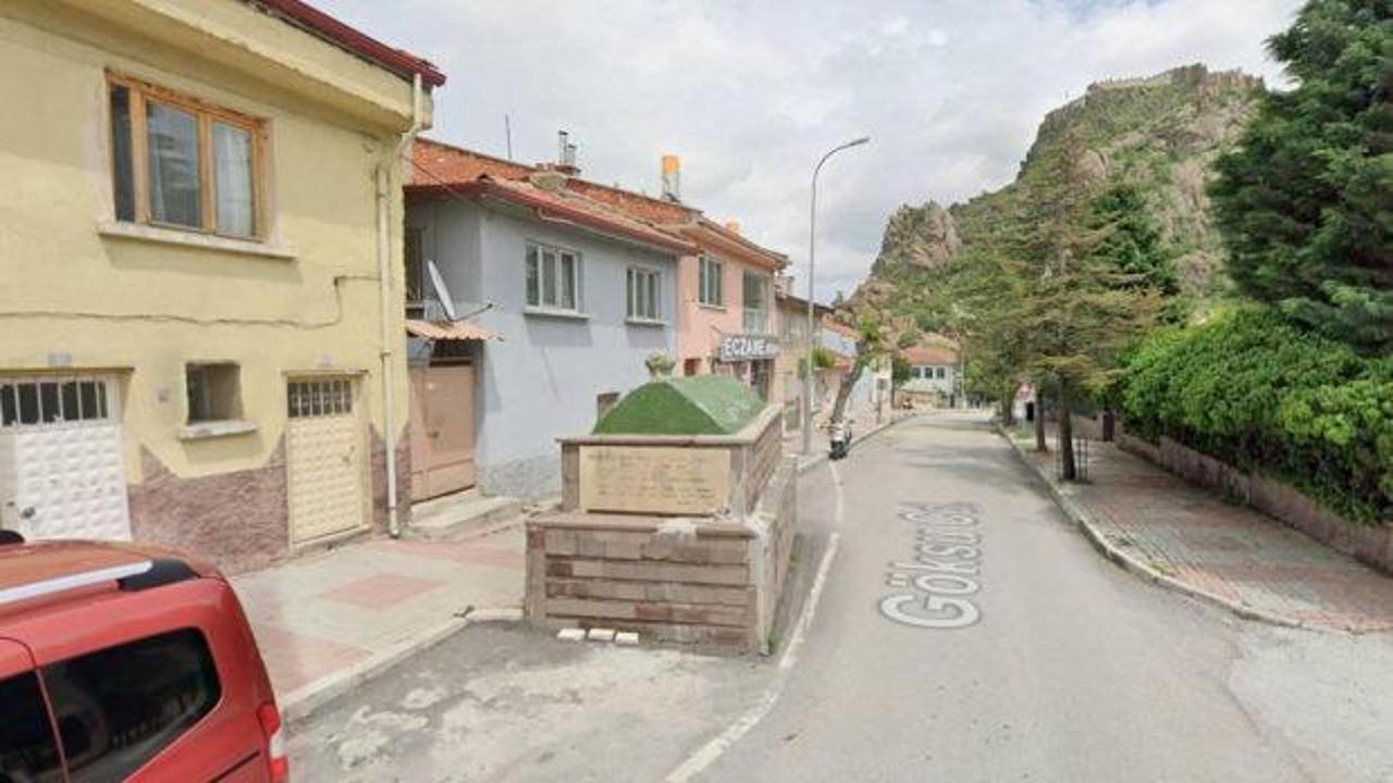 Afyonkarahisar&rsquo;da 63 yıldır yolun ortasında duruyor! Ne kaldırabildiler ne de dokunabildiler