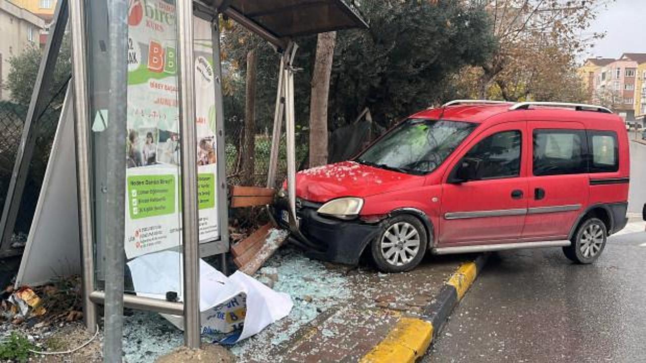 Park halindeyken hareket eden hafif ticari araç durağa çarptı