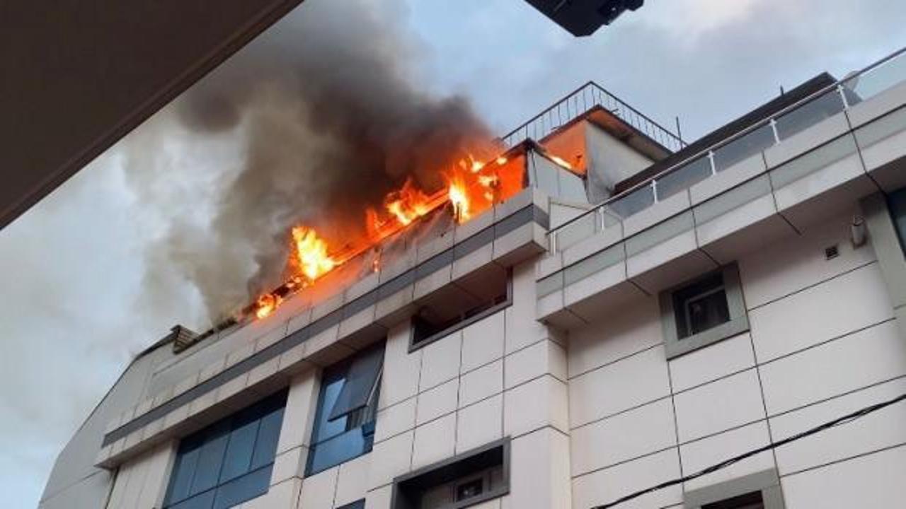  Ataşehir'de otel yangını! &Ccedil;atı katı alevlere teslim oldu