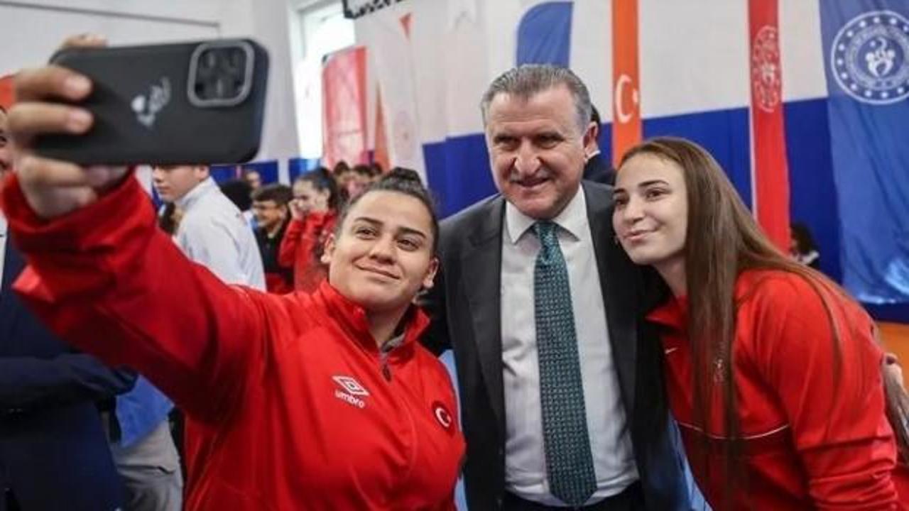 Bakan Bak: Milli sporcu bursu, Türk sporu için bir devrim!