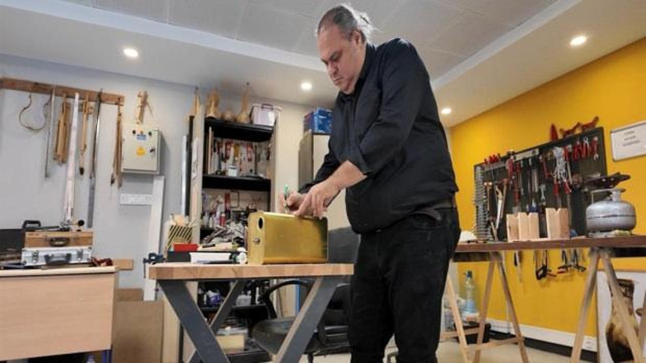 Bakan Kurum g&ouml;r&uuml;nt&uuml;leri paylaştı: Atık malzemeler onun ellerinde melodiye d&ouml;n&uuml;ş&uuml;yor