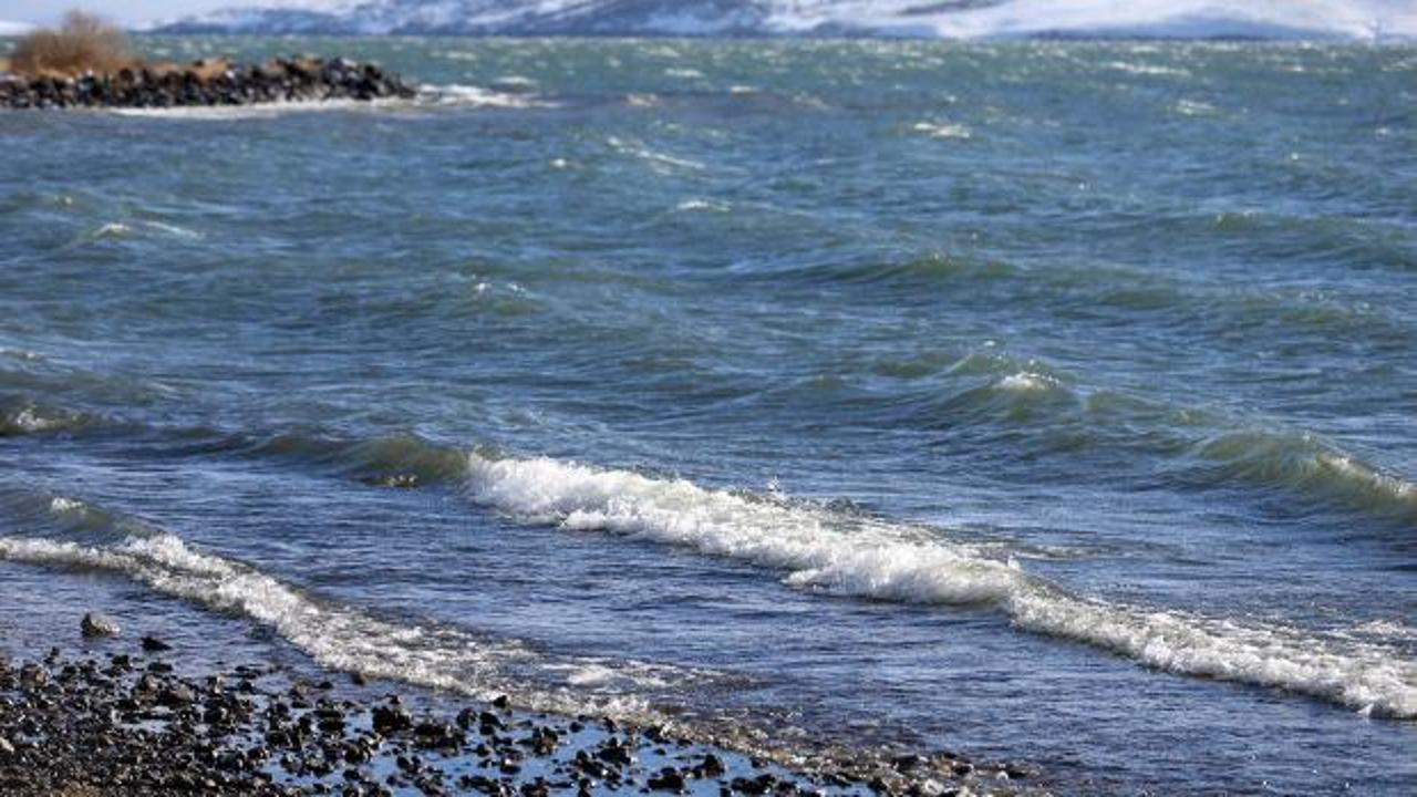 &Ccedil;ıldır G&ouml;l&uuml;'n&uuml;n donan kıyıları dalgaların etkisiyle &ccedil;&ouml;z&uuml;ld&uuml;