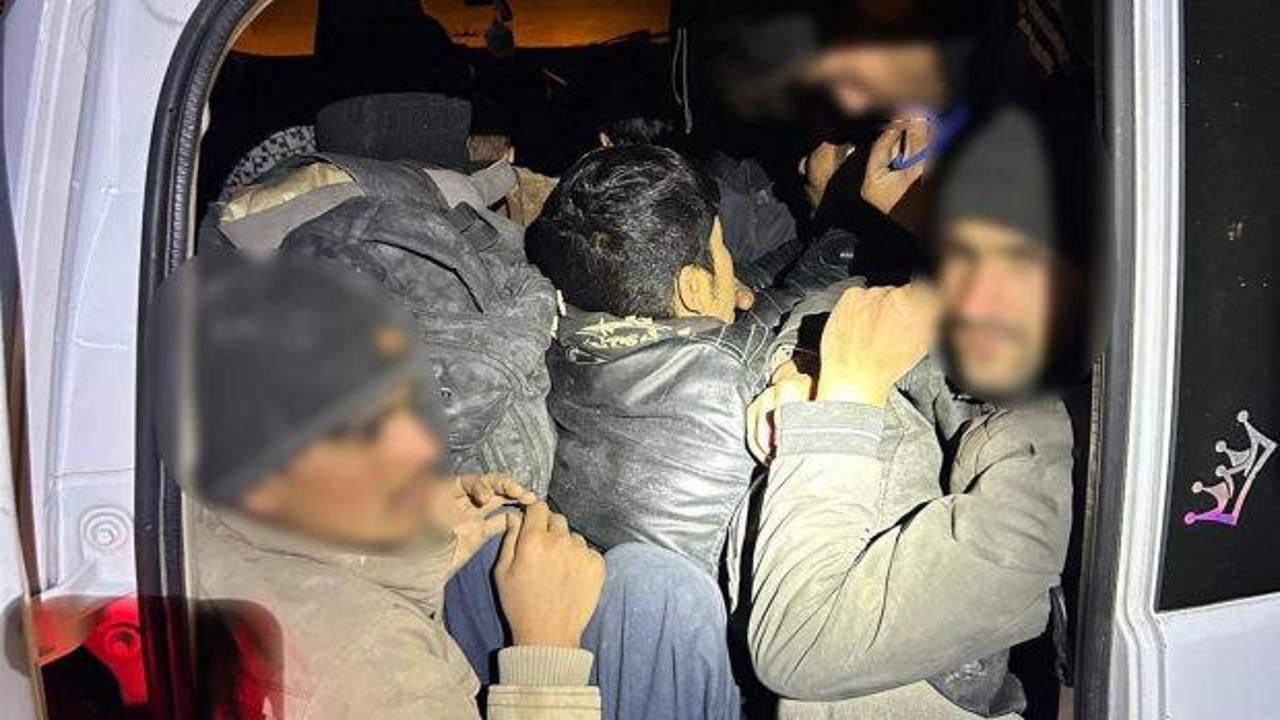 Hafif ticari ara&ccedil;ta 12 ka&ccedil;ak g&ouml;&ccedil;men yakalandı