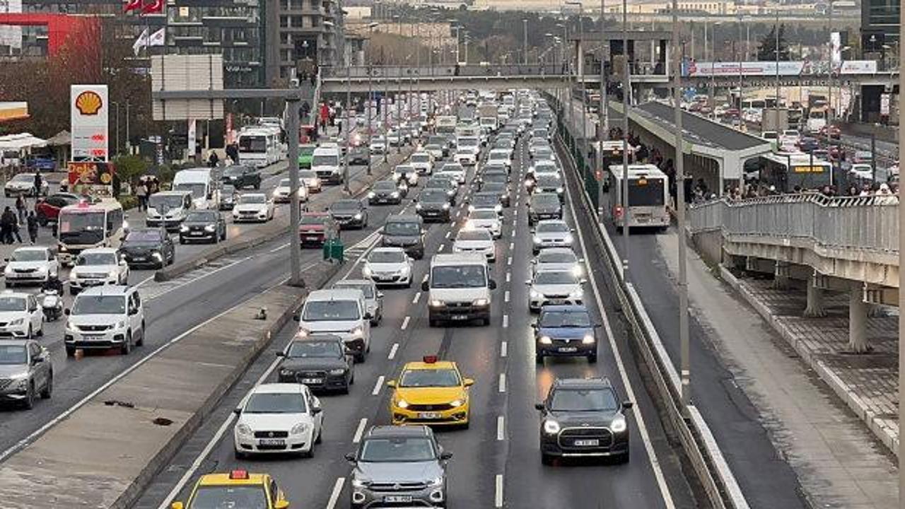 İstanbul'da haftanın ilk mesai gününde trafik yoğunluğu yüzde 72'ye kadar çıktı