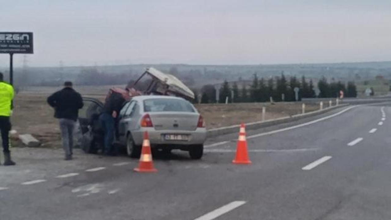 Kütahya'da otomobil ile traktör çarpıştı: 2 yaralı