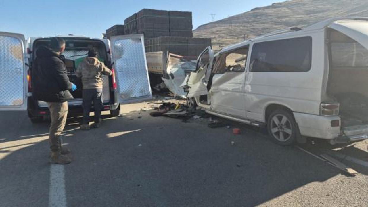 Malatya'da korkunç kaza: TIR'a arkadan çarptı! 3 ölü