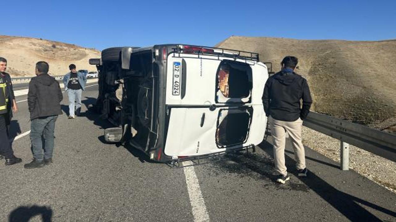 Minib&uuml;sle otomobil &ccedil;arpıştı: 4 yaralı