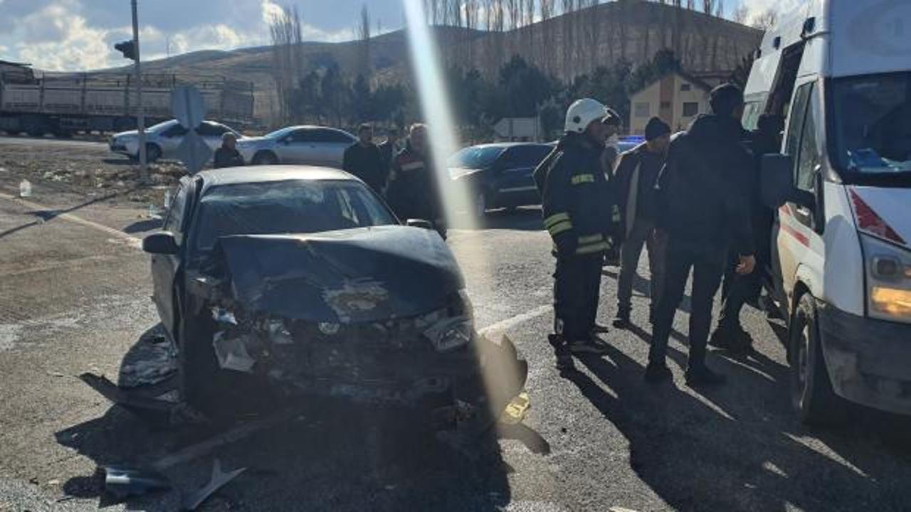 Otomobille hafriyat kamyonu &ccedil;arpıştı: 5 yaralı