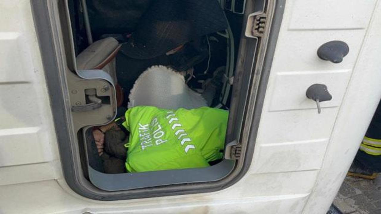 Polis üniformasını çıkarıp yaralının üzerini örttü