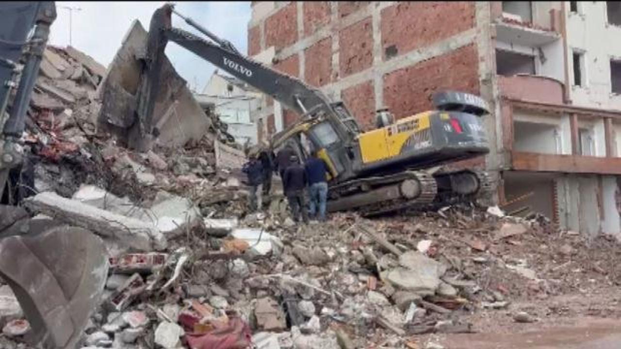  Zeytinburnu'nda kontroll&uuml; yıkımda beton par&ccedil;aları d&uuml;şt&uuml;: Bir iş&ccedil;i yaralandı