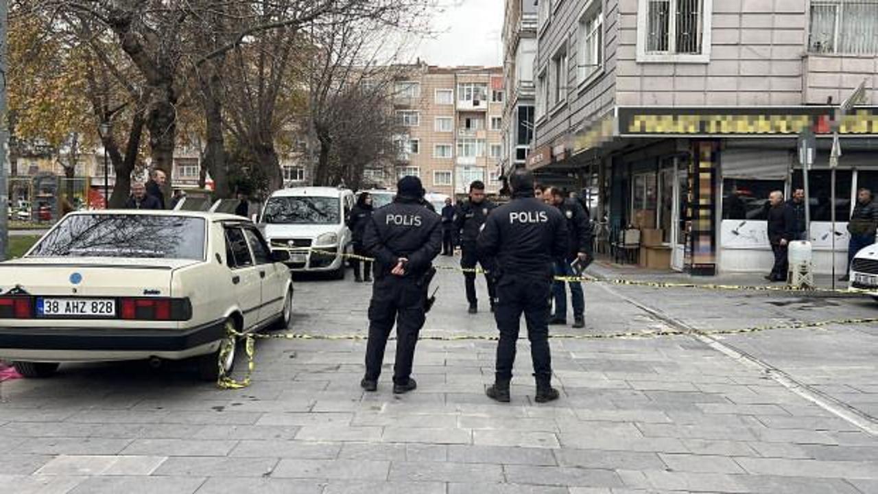 Kayseri'de dehşet: Sokakta gördüğü 3 kişiyi bıçakladı!