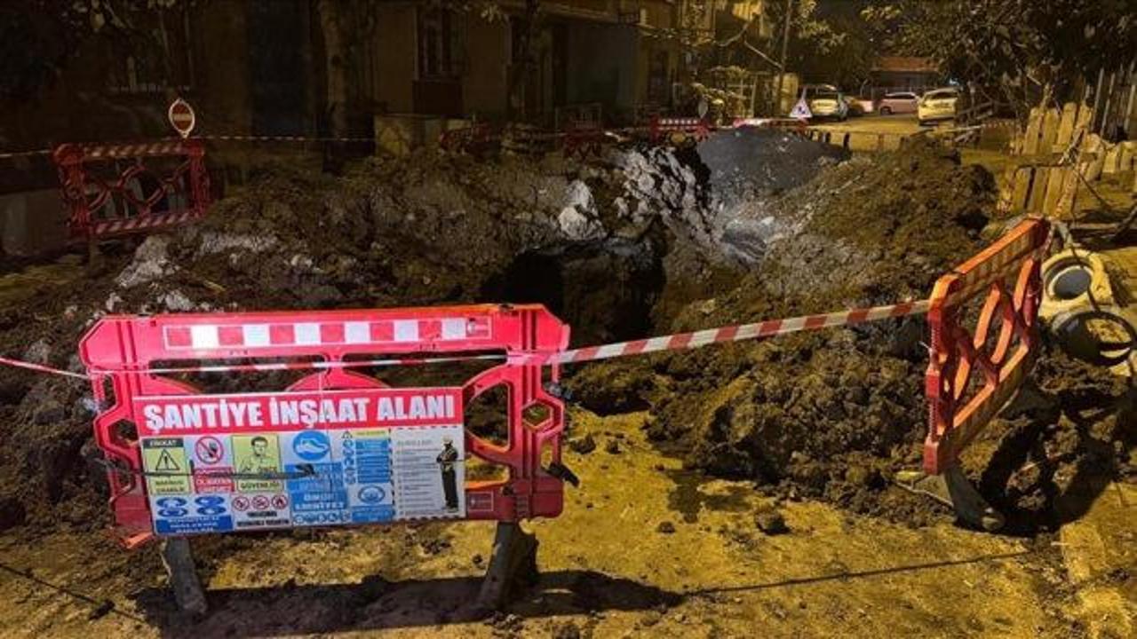 İstanbul'un g&ouml;beğinde akılalmaz ihmal! Yol &ccedil;&ouml;kt&uuml;, iş&ccedil;i son anda kurtarıldı 