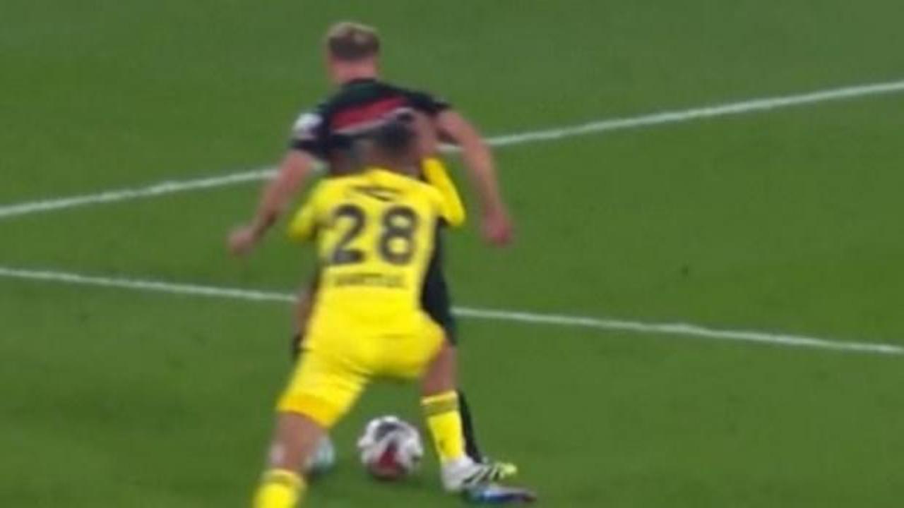 Fenerbah&ccedil;e ma&ccedil;ında kırmızı kart tartışmaları! Beşiktaş'a &ccedil;ıkan kart akıllara geldi