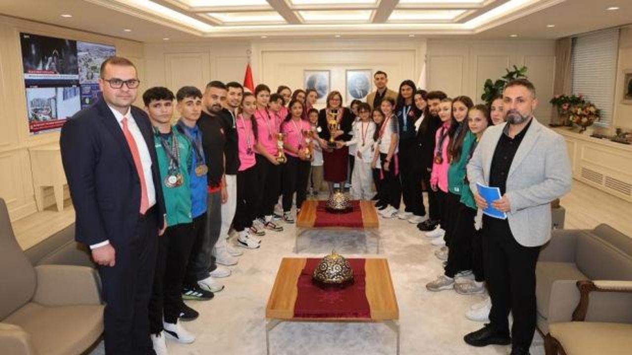 Gaziantep'in şampiyonları, Fatma Şahin ile bir araya geldi