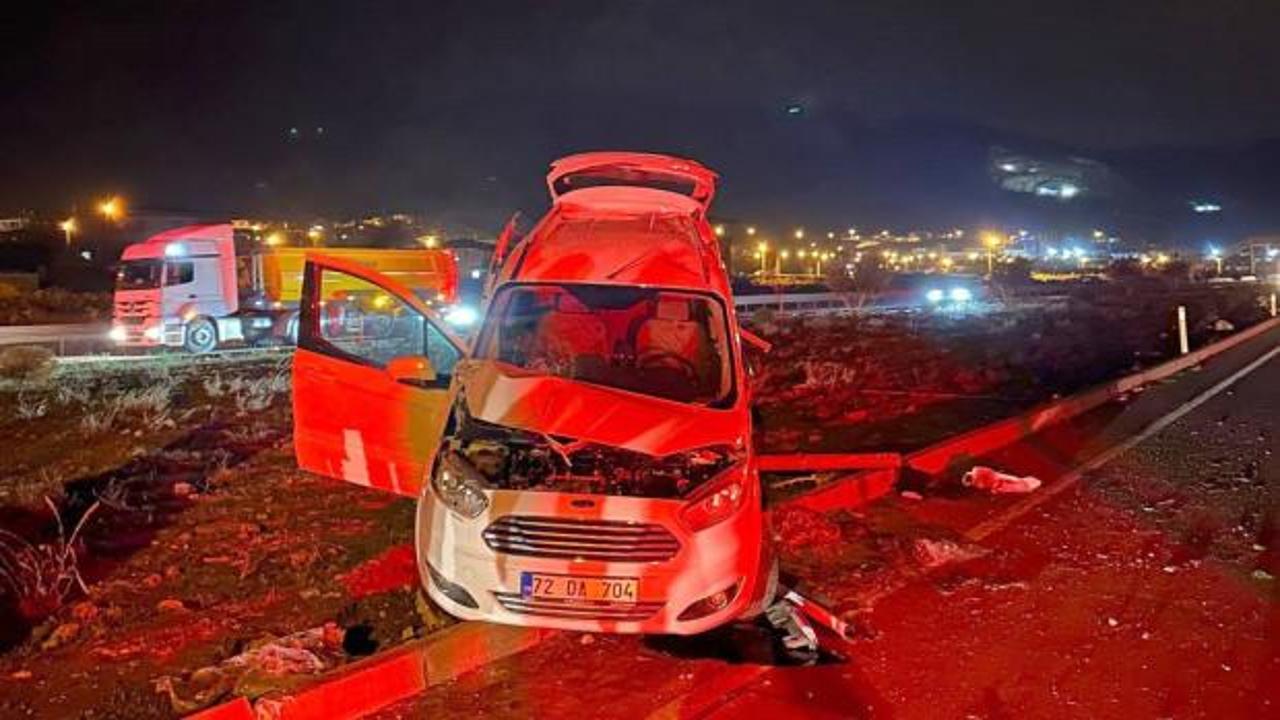 Gaziantep&rsquo;te hafif ticari ara&ccedil; ile tır &ccedil;arpıştı: Aynı aileden 4 kişi yaralandı