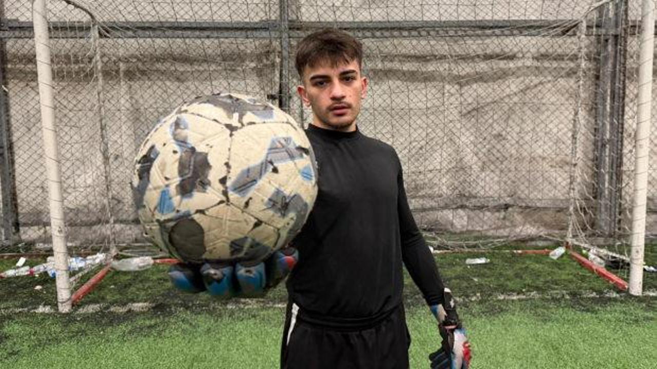 Gen&ccedil; kaleci &uuml;niversite masrafını halı sahada &ccedil;ıkarıyor