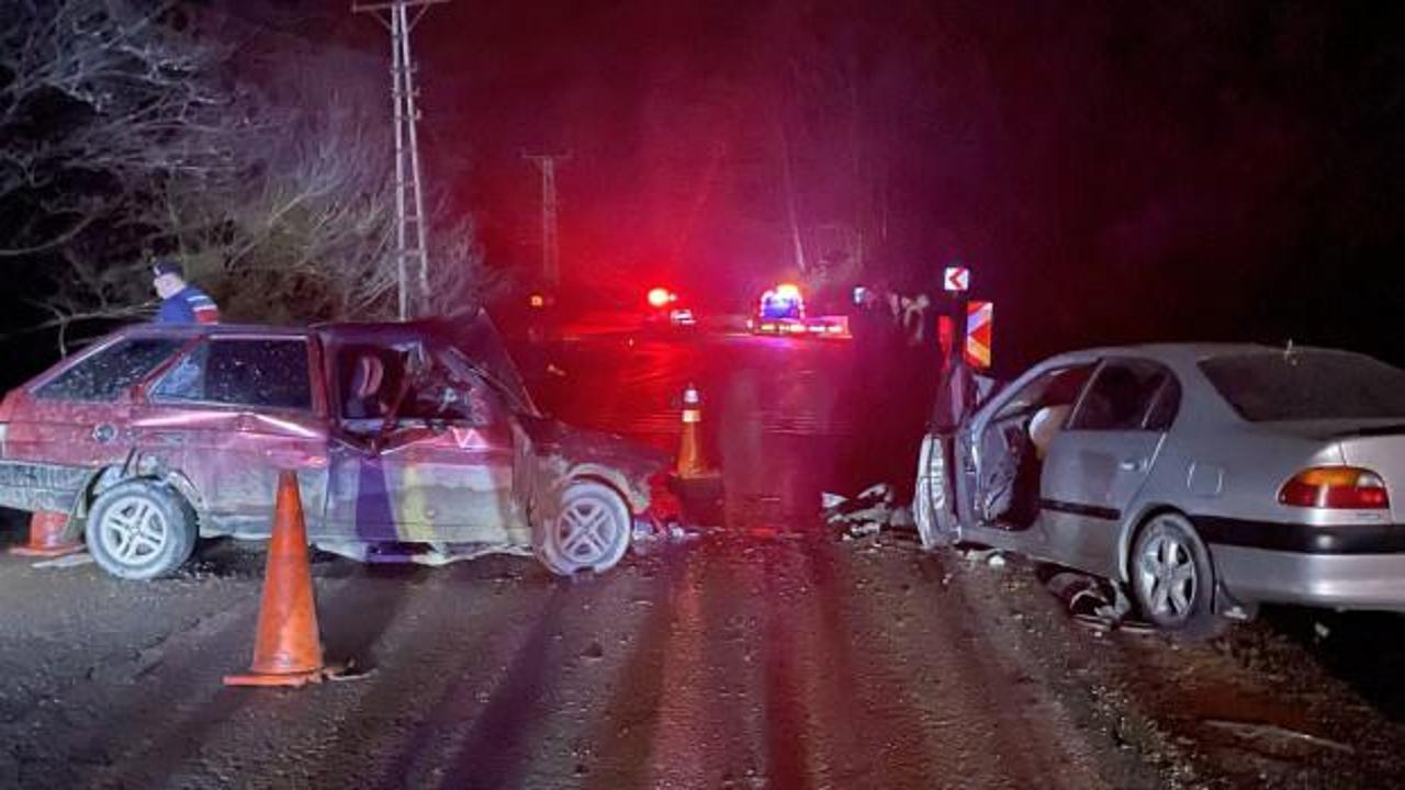 İki otomobil &ccedil;arpıştı: 1 &ouml;l&uuml;, 5 yaralı