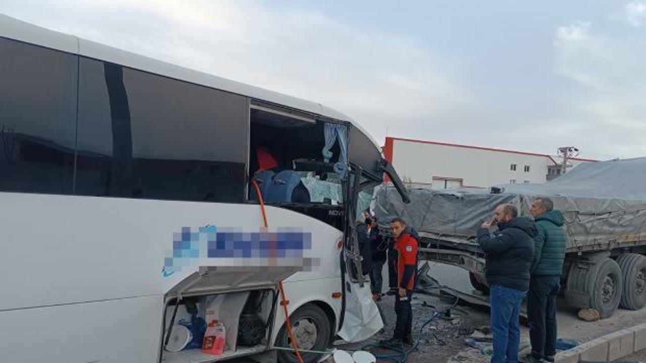 Kayseri OSB'de can pazarı! İş&ccedil;i servisi TIR&rsquo;a &ccedil;arptı: 22 yaralı