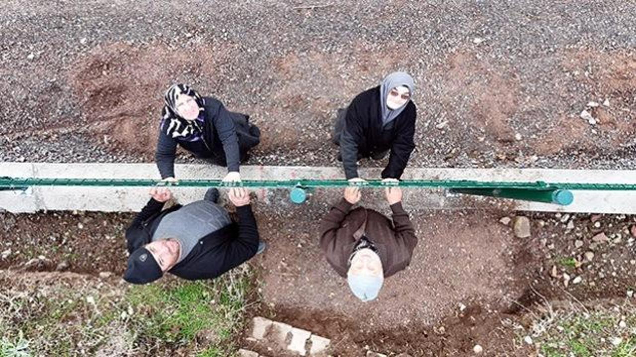 Kayseri'de bir mahalle tel &ouml;rg&uuml;yle ikiye b&ouml;l&uuml;nd&uuml;! B&ouml;lge halkı şaşkın