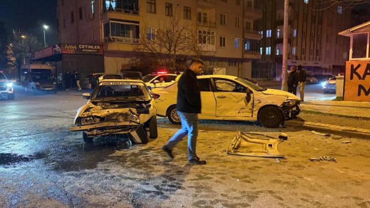 Kayseri&rsquo;de iki otomobil &ccedil;arpıştı: Savrulan ara&ccedil;lardan biri yayalara &ccedil;arptı