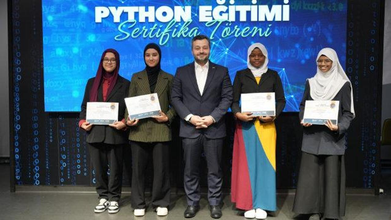 Lise &ouml;ğrencileri Python Sertifikası aldı