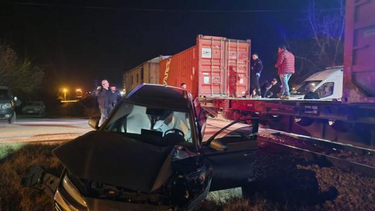 Malatya'da y&uuml;k treni otomobile &ccedil;arptı: 5 yaralı