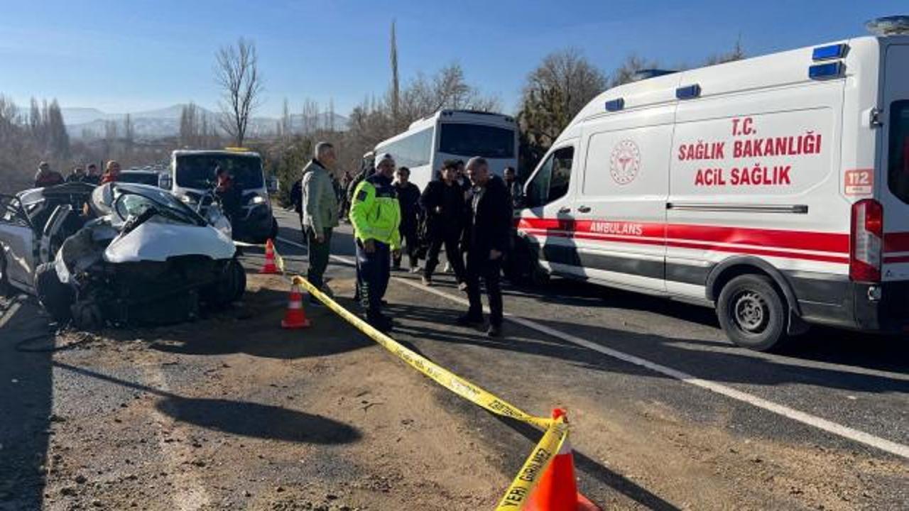 Nevşehir'de yolcu midib&uuml;s&uuml; ile otomobil &ccedil;arpıştı: 11 yaralı