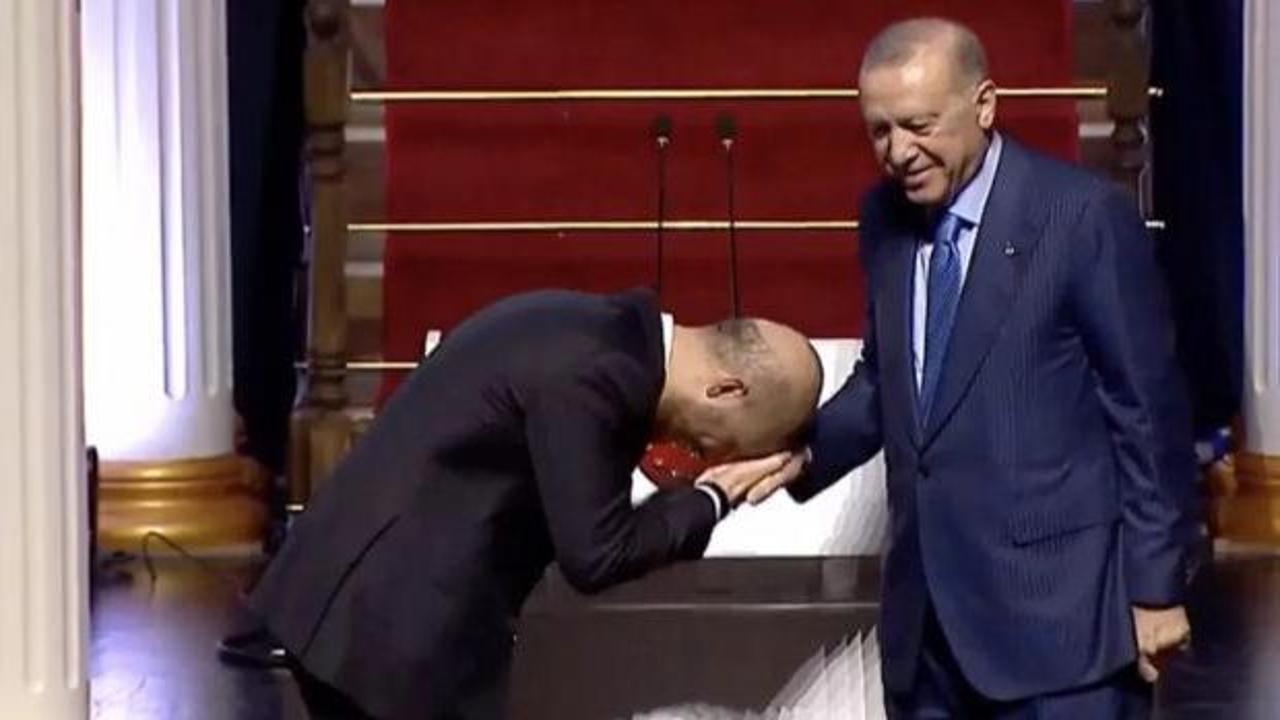 &Ouml;d&uuml;l t&ouml;reninde babasının elini &ouml;pen Bilal Erdoğan, o anları anlattı